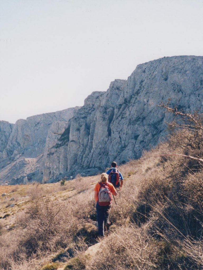 Llegando a la Font de La Forata, delante las paredes de Aitana y a la izquierda el Penya Alta