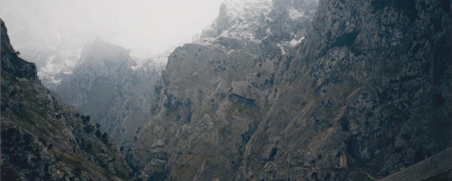 Murallas del Macizo de Cornión delante