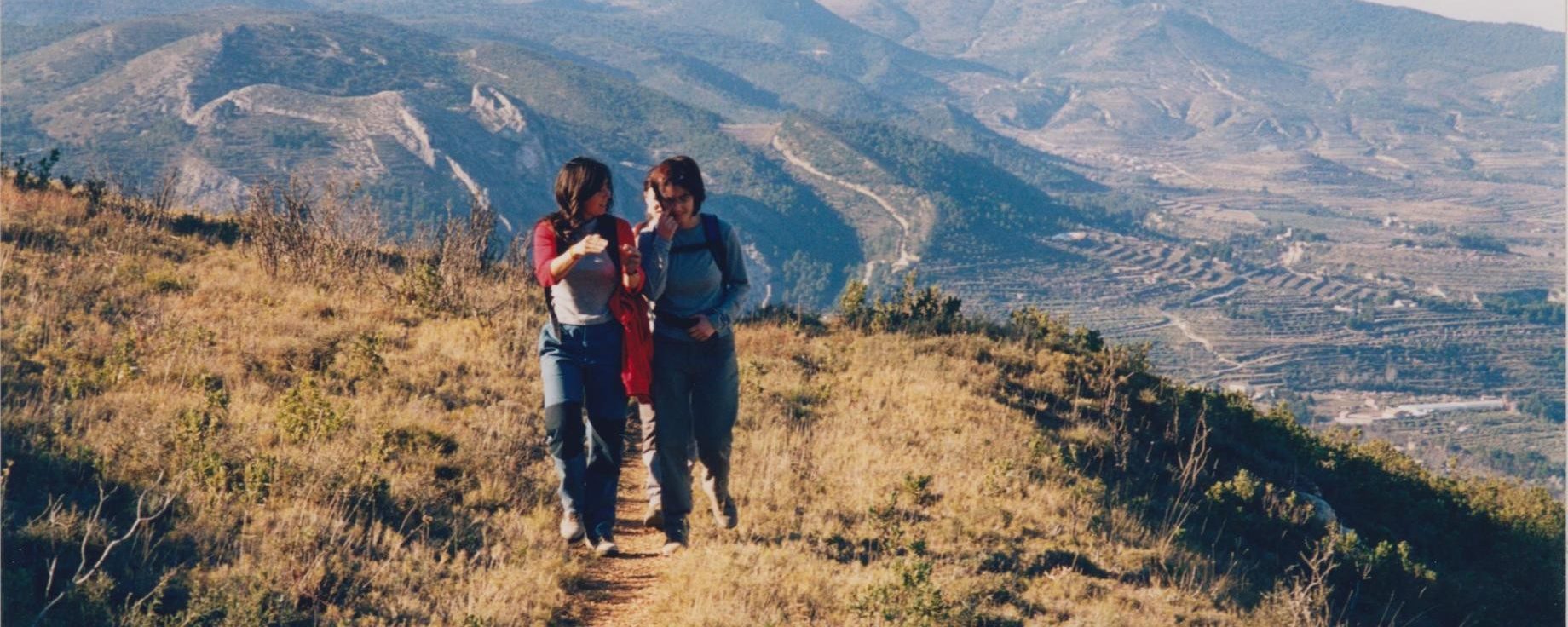 Zaida y María camino del Molló, detrás la Sierra de La Carrasqueta con Els Plans lo más alto