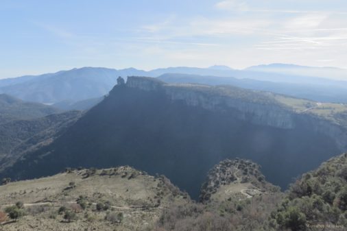 Abajo en el centro queda L’Agullola con el Pla de Fàbregues. Se aprecia el camino y parking a la derecha. Al fondo derecha queda el Montseny y a la izquierda Sant Miquel de Solterra o de Les Formigues