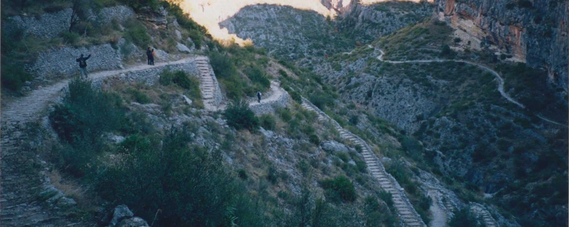 Bajamos por el antiguo camino al fondo de la Vall de Laguar