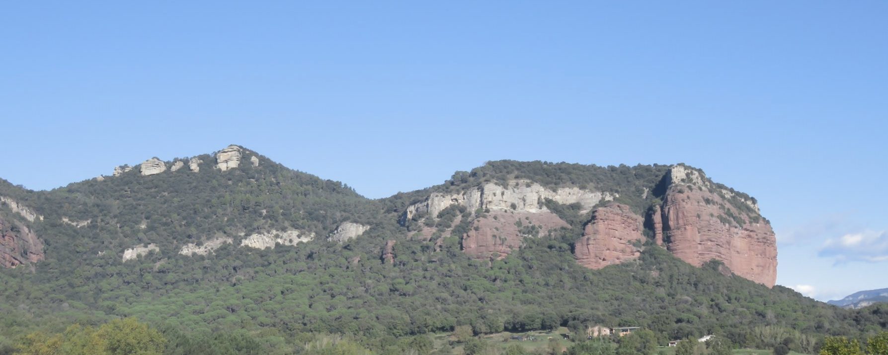 El Puig del Far a la izquierda y las Cingles de Migdia con la Roca Falconera a la derecha desde Vilanova de Sau