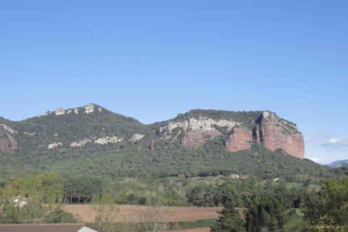 El Puig del Far a la izquierda y las Cingles de Migdia con la Roca Falconera a la derecha desde Vilanova de Sau