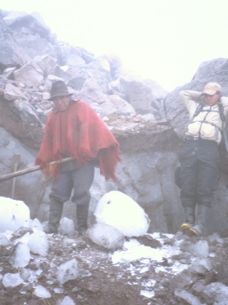 Gregorio modelando los trozos de hielo sacados del glaciar. A la derecha Julio