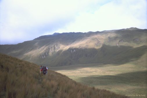 Al fondo la cima del Igualata, abajo lo que parece una caldera volcánica
