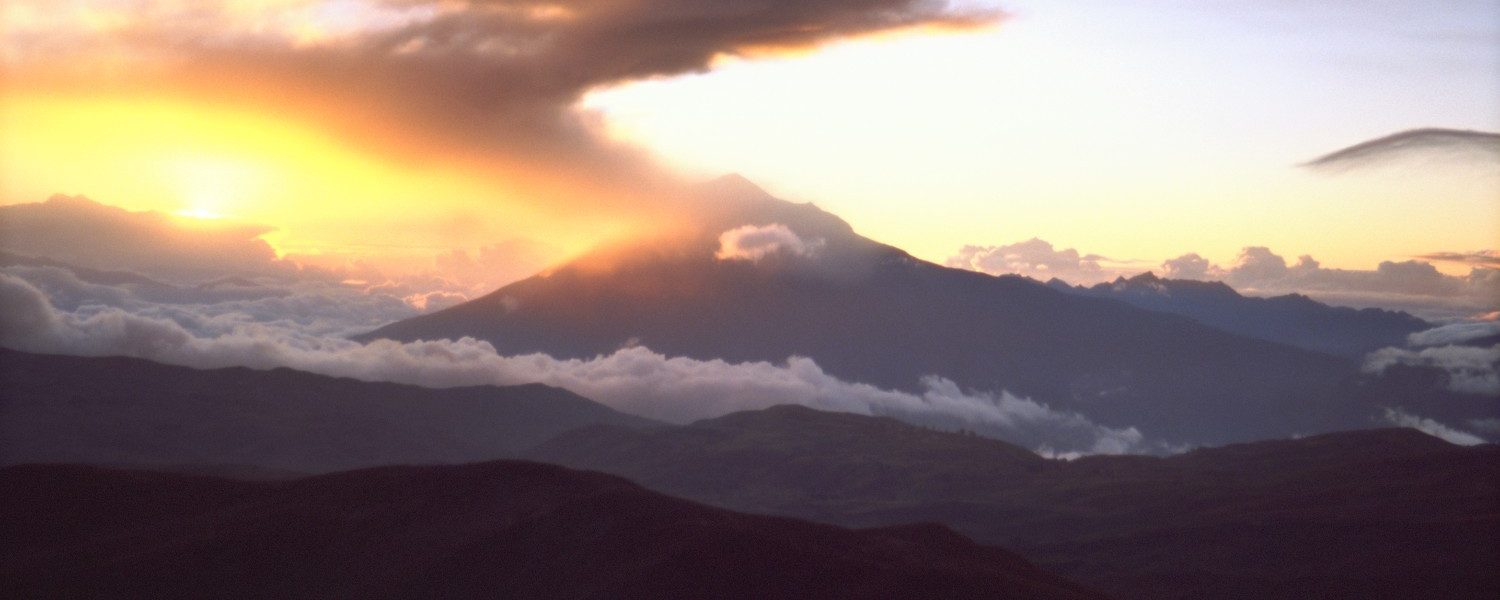 Amanece en el Volcán Tungurahua desde la cima del Igualata después de una gran erupción con su nube de cenizas y polvo volcánico