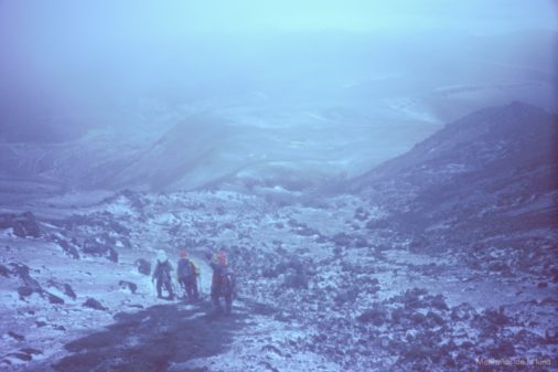 Bajando al campo alto de la cara sur del Cotopaxi con Viento Blanco. Las carpas del campo alto en el centro de la ladera menos nevada