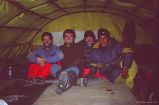 De izquierda a derecha: Jesús, Joaquín, Rodrigo y Delfil dentro de la carpa «invernadero» del campo alto de la cara sur del Cotopaxi, 4.750 mts.