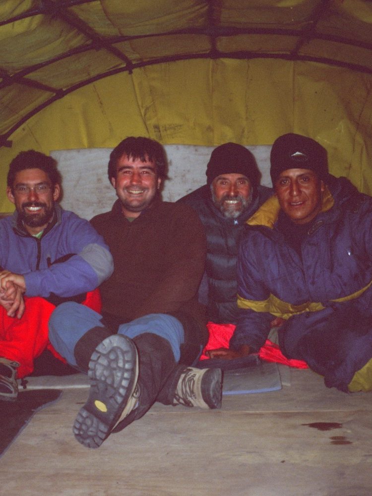 De izquierda a derecha: Jesús, Joaquín, Rodrigo y Delfil dentro de la carpa «invernadero» del campo alto de la cara sur del Cotopaxi, 4.750 mts.