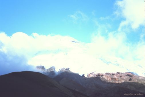 Delante la cara sur del Cotopaxi con su glaciar