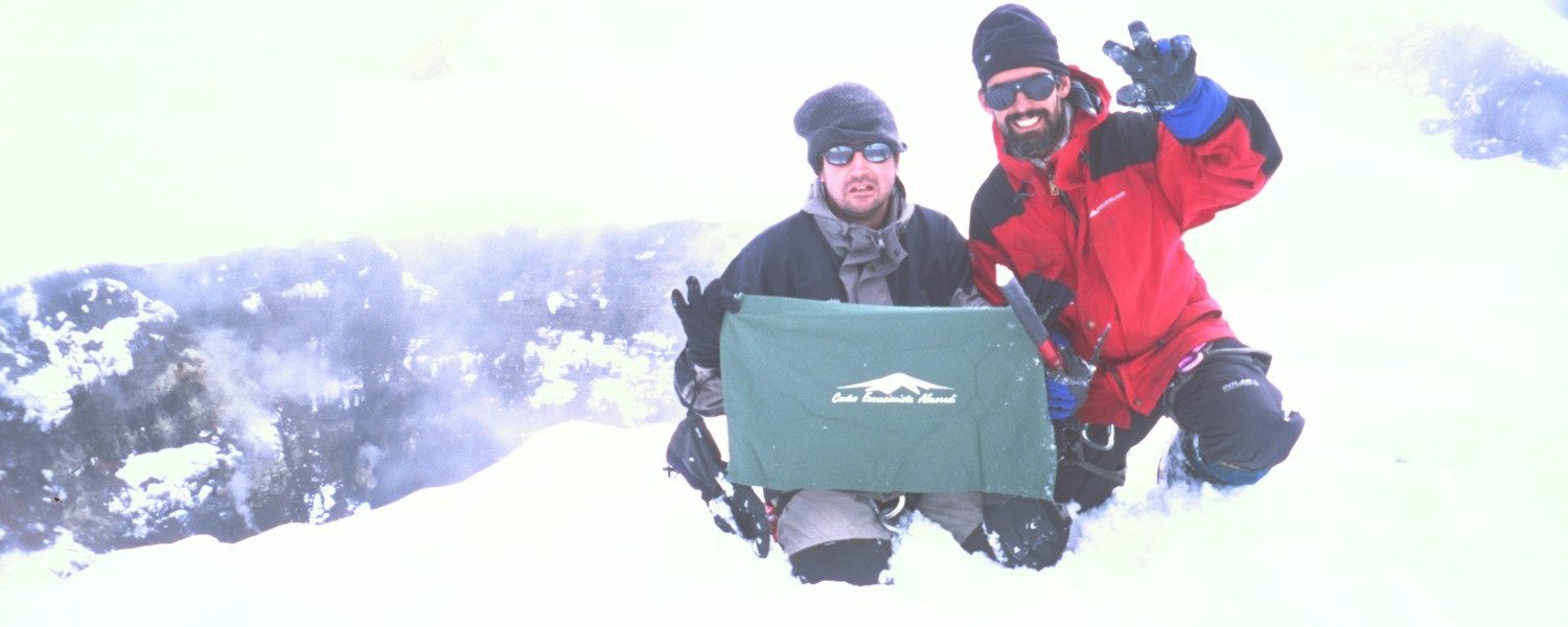 Joaquín y Jesús en la cima sur del Cotopaxi, 5.880 mts., detrás abajo su cráter. Nuestra tercera cima importante en Ecuador