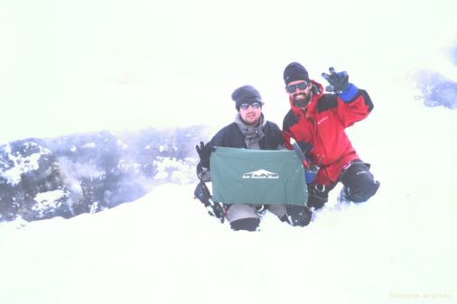 Joaquín y Jesús en la cima sur del Cotopaxi, 5.880 mts., detrás abajo su cráter. Nuestra tercera cima importante en Ecuador
