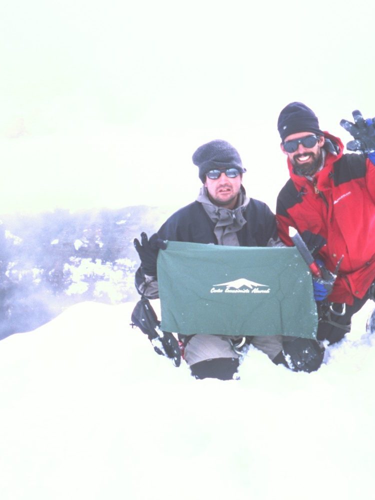 Joaquín y Jesús en la cima sur del Cotopaxi, 5.880 mts., detrás abajo su cráter. Nuestra tercera cima importante en Ecuador