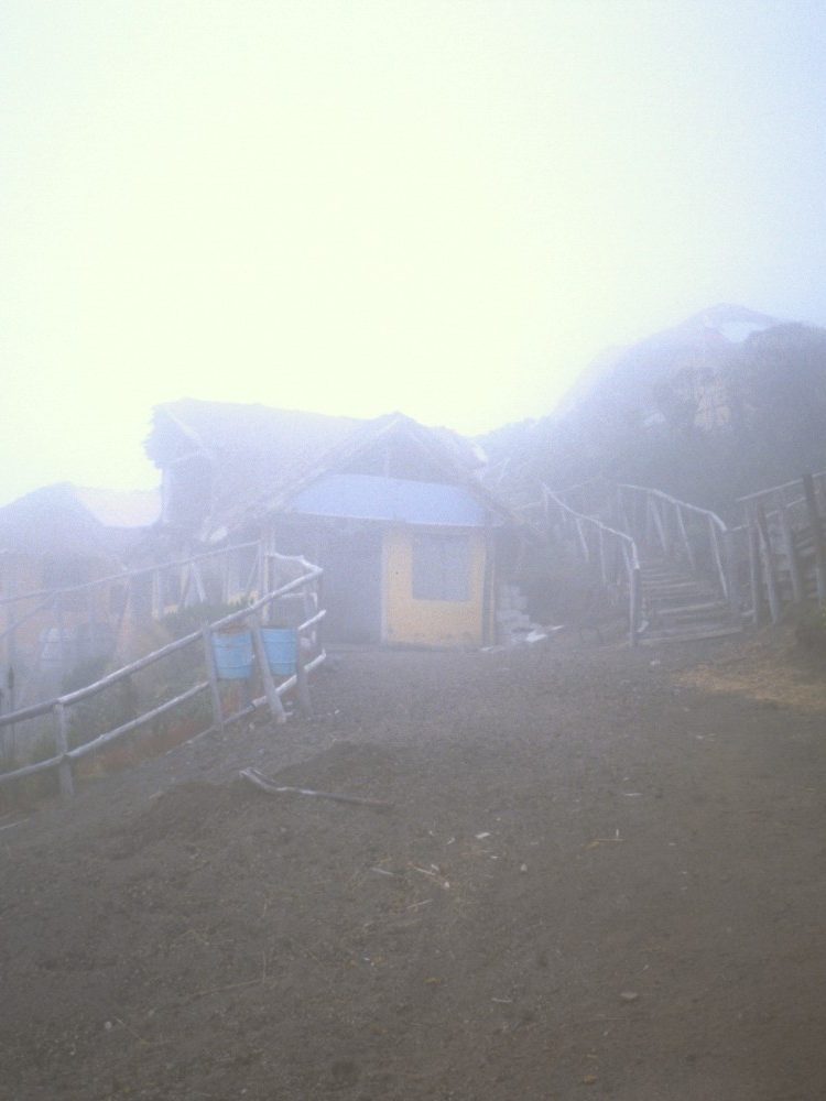 Niebla en la entrada al Refugio de la cara sur del Cotopaxi, 3.990 mts.