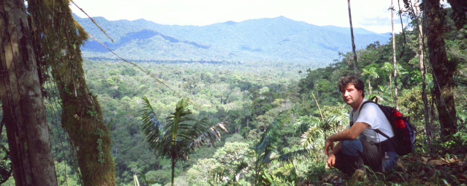 Joaquín en el mirador a la selva, hacia la Reserva de Nantar