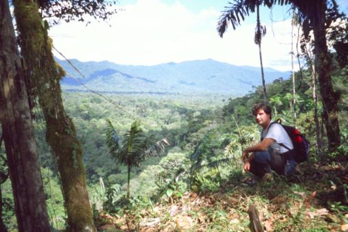Joaquín en el mirador a la selva, hacia la Reserva de Nantar