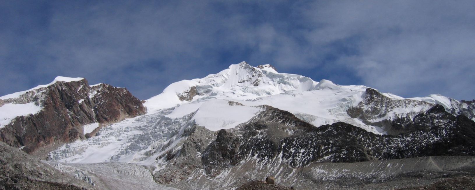 En el centro de la imagen donde acaba la roca y comienza la nieve, se ubica Camp Rock. La morrena por donde pasa la senda, abajo a la derecha, el Glaciar Viejo a la izquierda y arriba las antecimas el Huayna Potosí