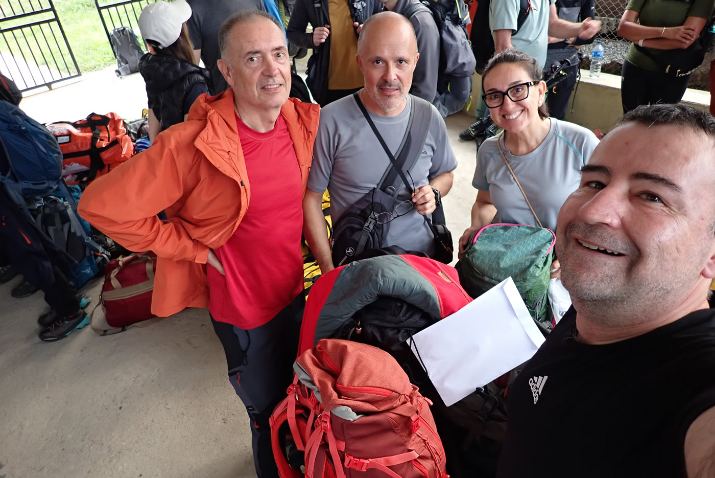Jordi, Luis, Dolors y Joaquín en el aeropuerto de Ramechhap