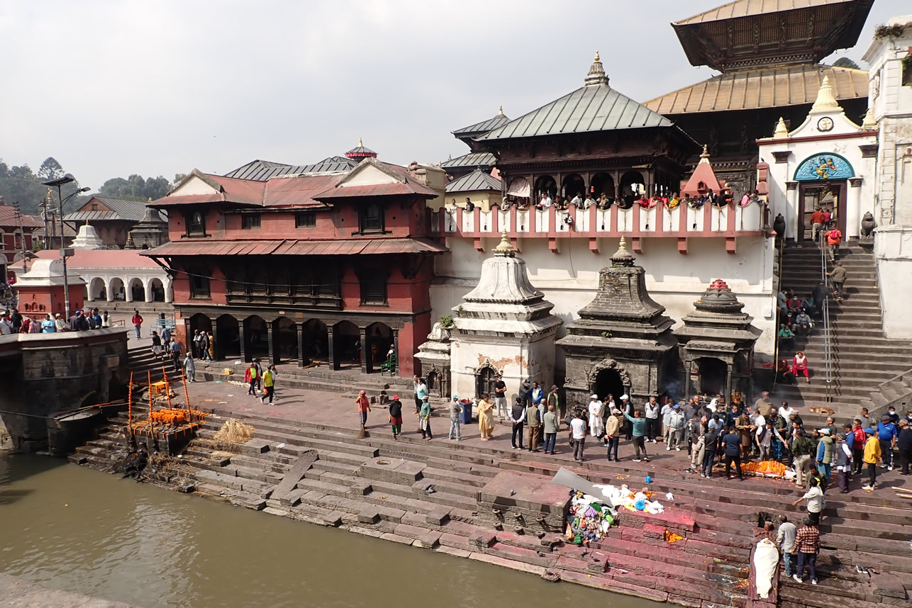 Templo Pashupati junto al Río Bagmati en Katmandú