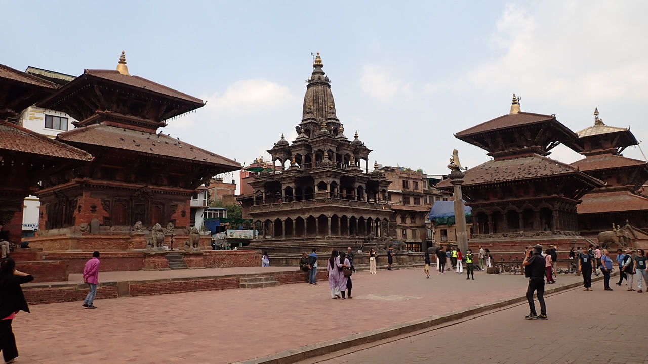 Patan, templo Char Narayan / Pyamha Narandya a la izquierda, templo Krishna Mandir en el centro y templo Vishwanath a la derecha, en Katmandú