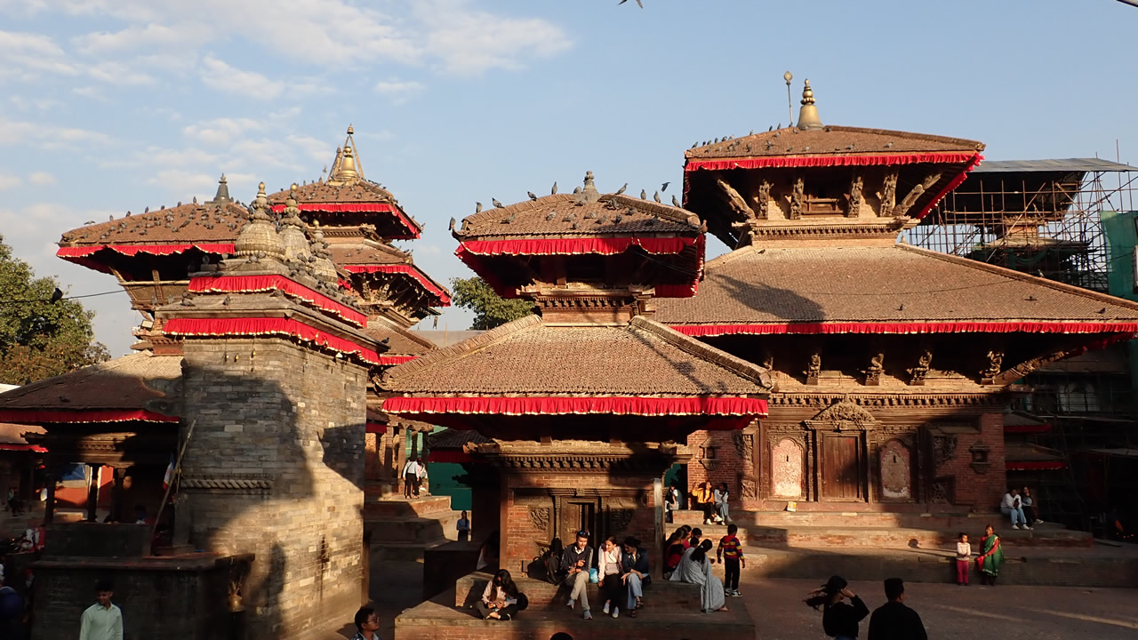 Templo de Kamasutra (o Jagannath) a la derecha, el de Kal Bhairav delante en el centro, y el de Vishnu oculto a la izquierda, en el centro de Katmandú