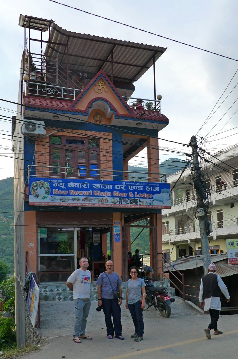 Joaquín, Luis y Dolors en la puerta del hotel en Ramechhap