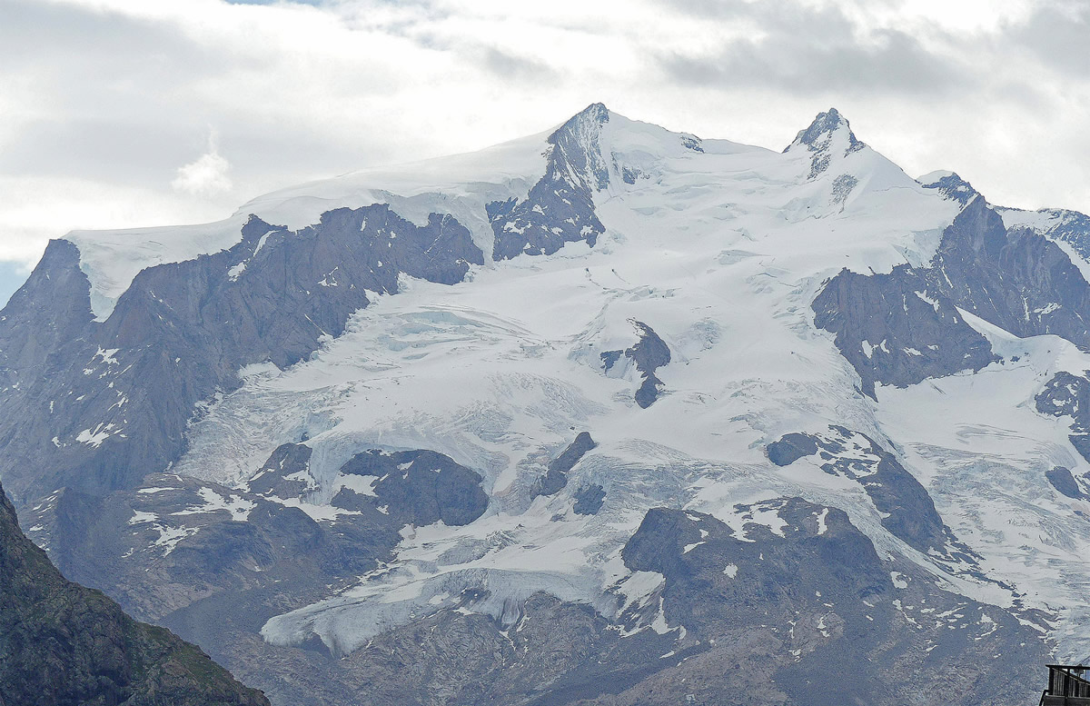 El Nordend en el centro y la Dufourpitze a la derecha, bajo éstos el Glaciar de Monte Rosa