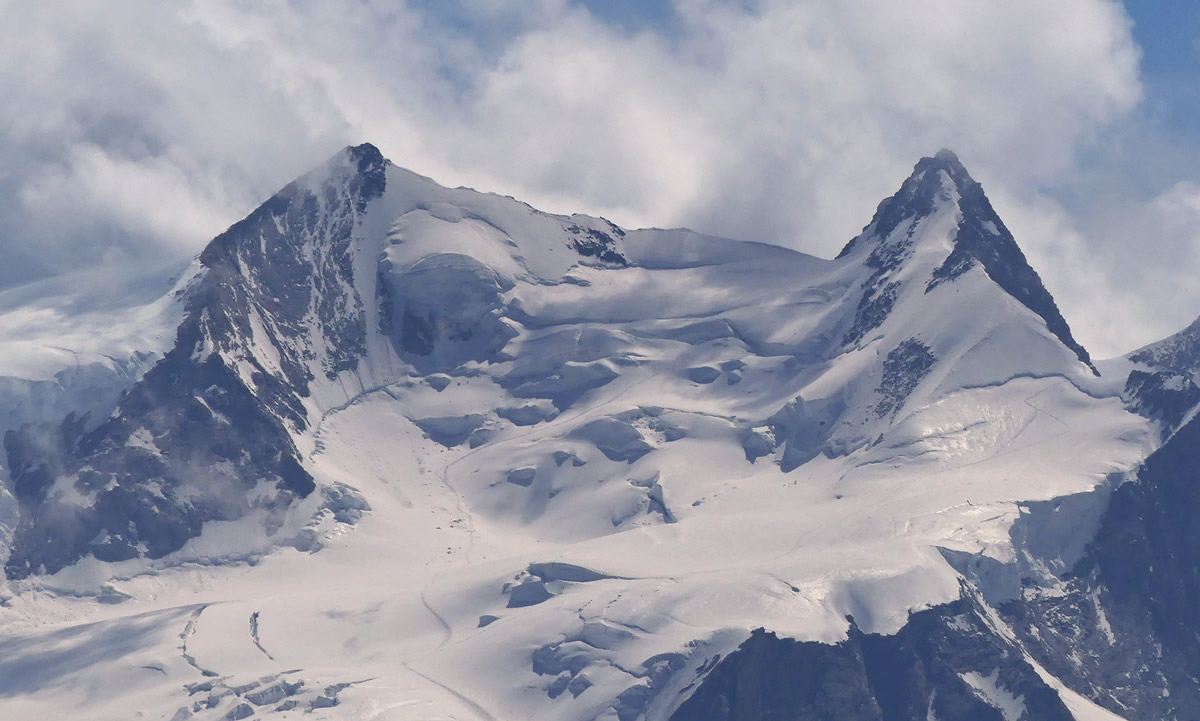 El Nordend a la izquierda y la Dufourpitze a la derecha, las cimas mas altas de Suiza