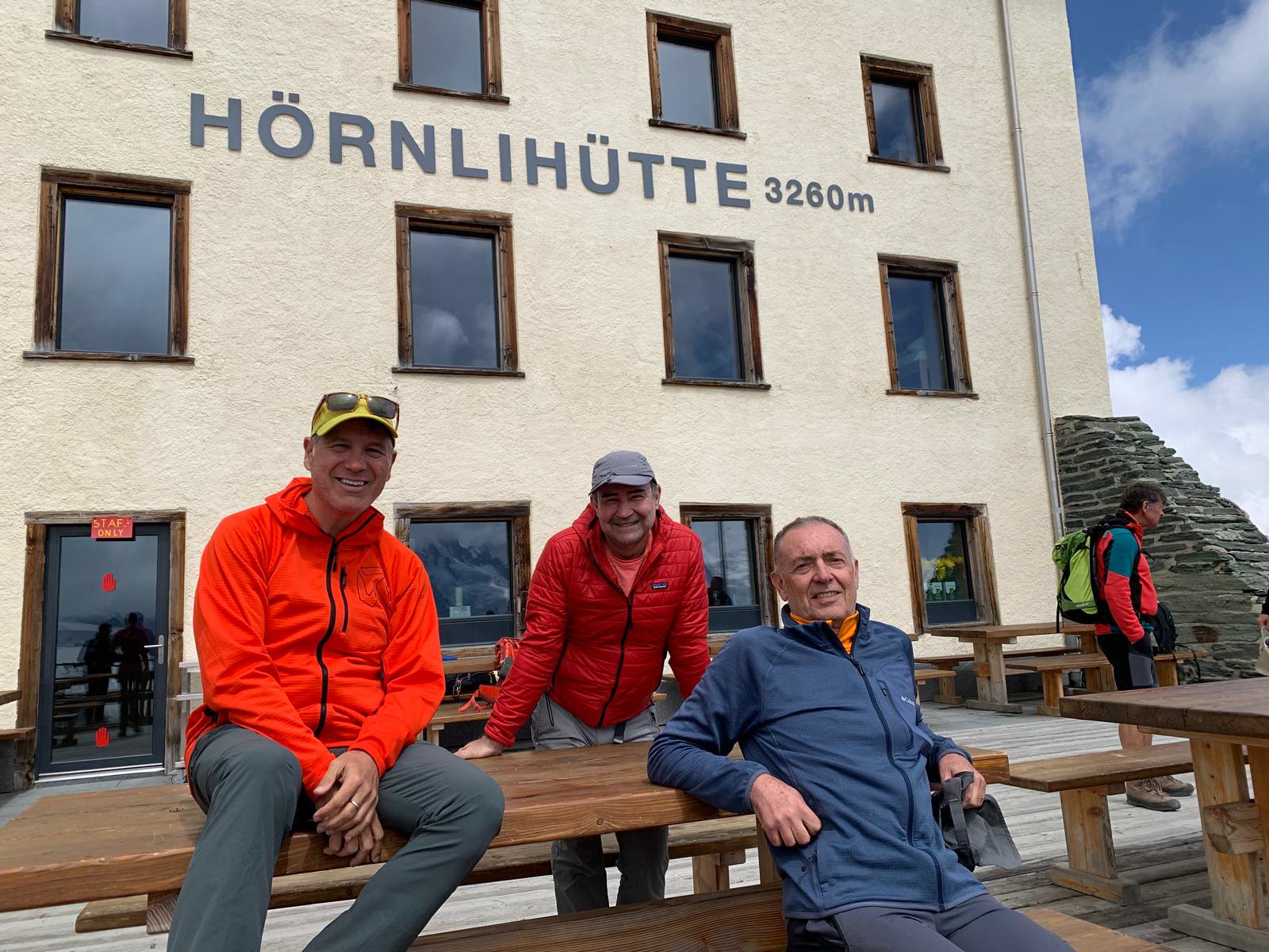 Francesc, Joaquin y Jordi en la terraza del Refugio Hornli, 3.260 mts.