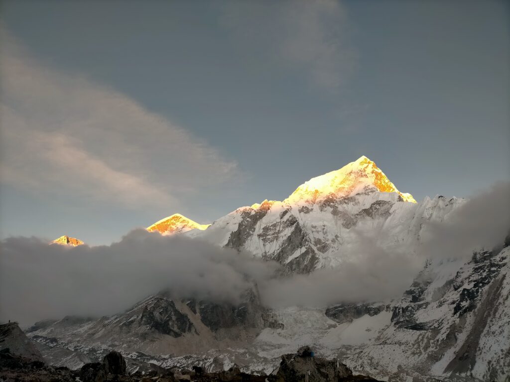 Atardecer en el Nuptse (7.864 mts.), a la derecha, y el Changtse (7.543 mts.) en el centro izquierda, y el Khumbutse (6.639 mts.) a la izquierda, desde Gorak Shep, 5.140 mts.