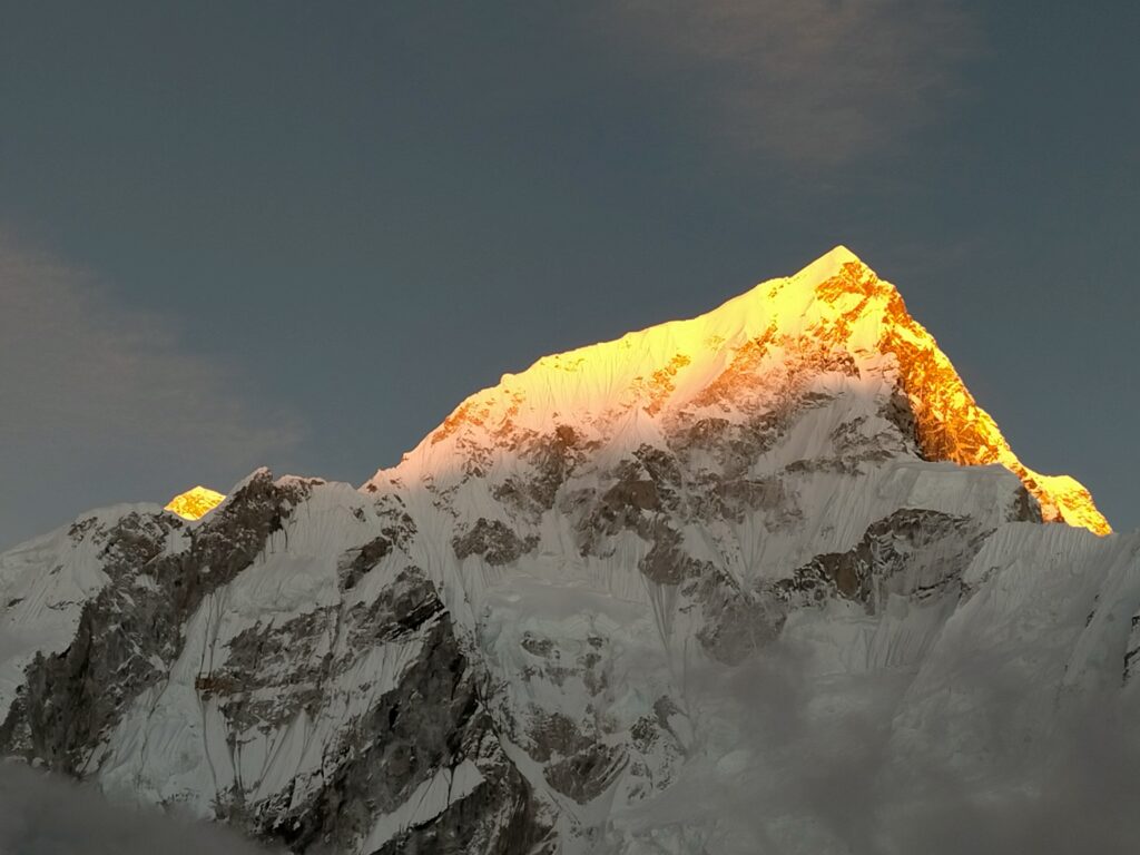 Atardecer en el Nuptse (7.864 mts.), con la puntita iluminada a la izquierda, que es el Everest (8.848 mts.), desde Gora Shep, 5.140 mts.